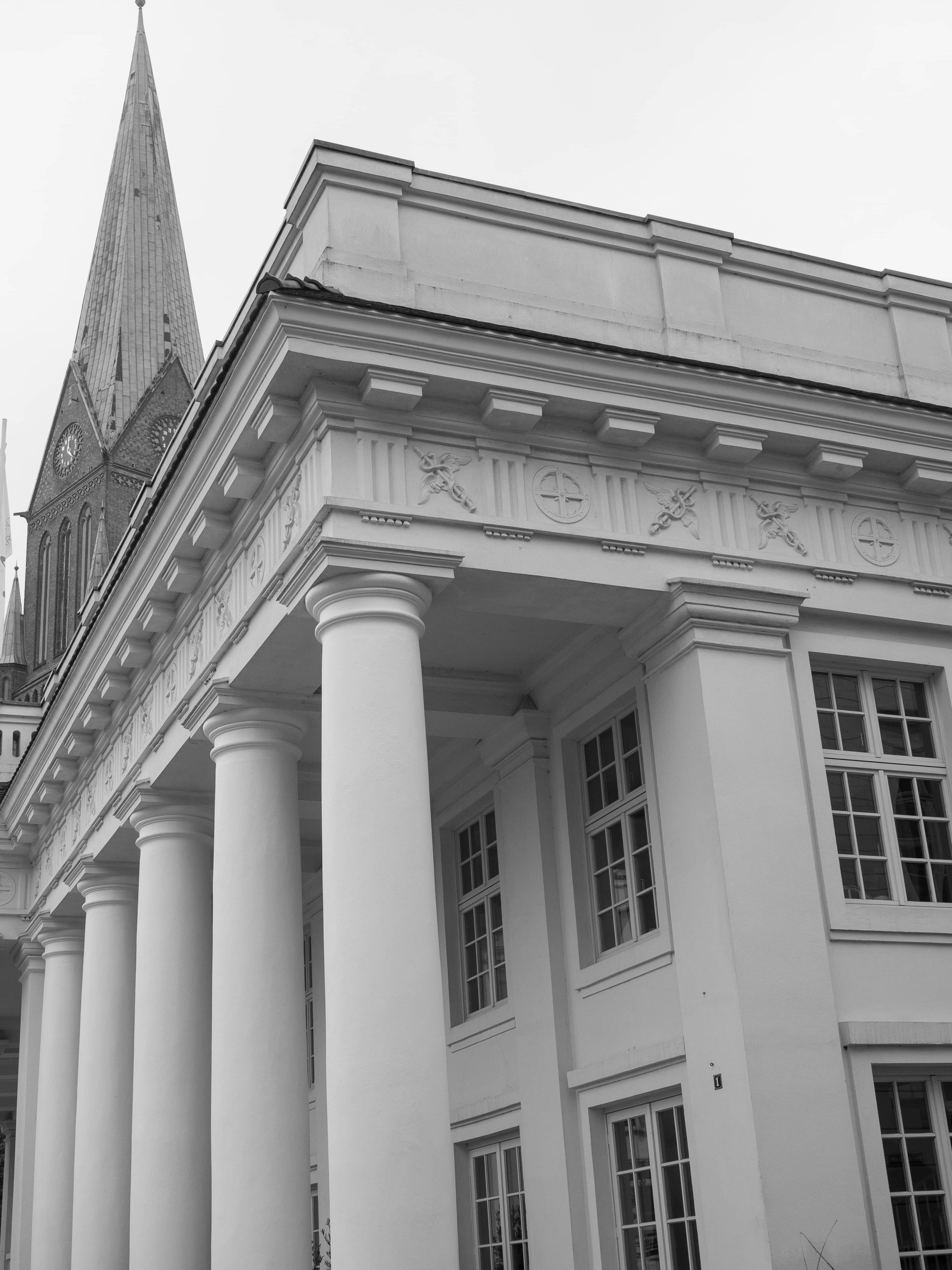 Strīdu risināšana tiesā un ārpustiesas porcesā